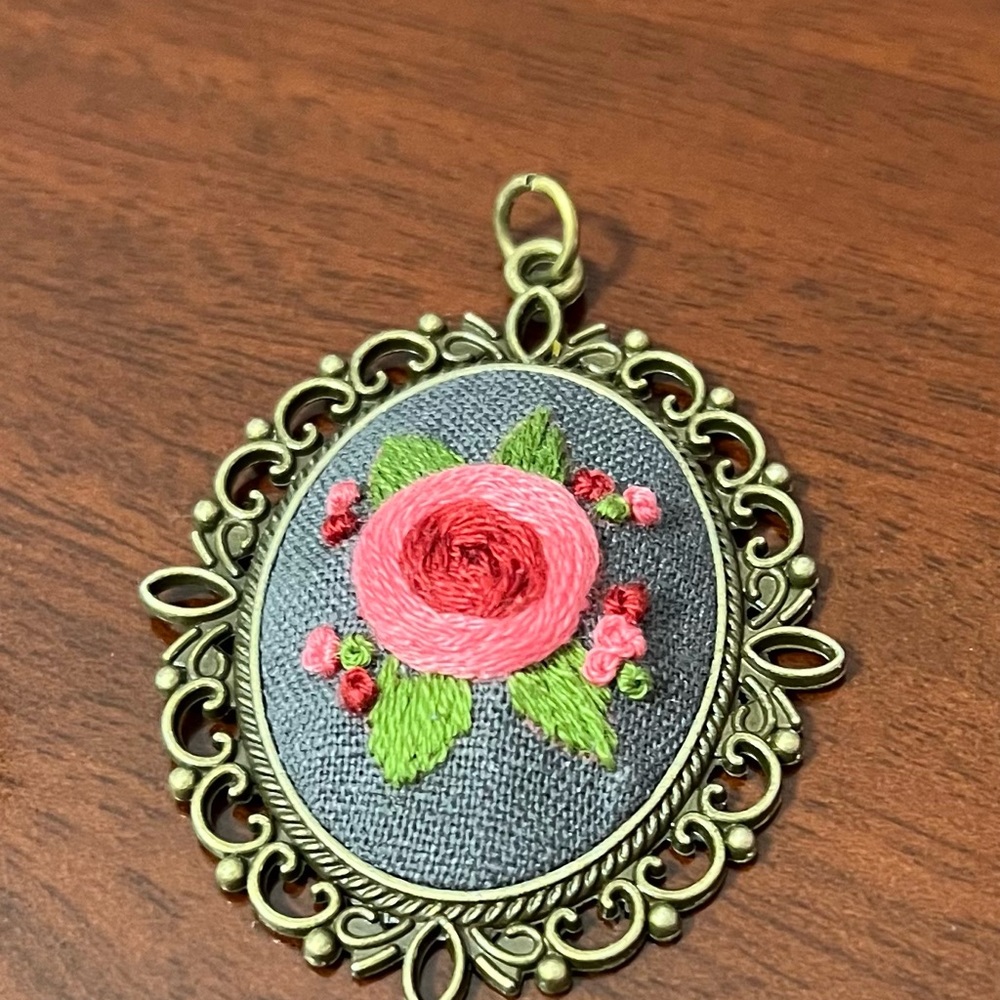 New hand crafted embroidery 2 pcs pendant & necklace set